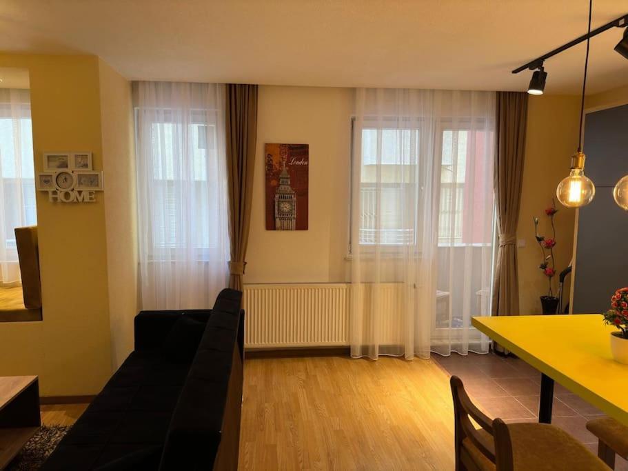 Ora-Prn,Peaceful Central Apartment Pristina Exterior foto
